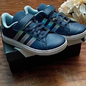 🩷Adidas Kids Navy Sneakers with Stripes Youth Size 2.5